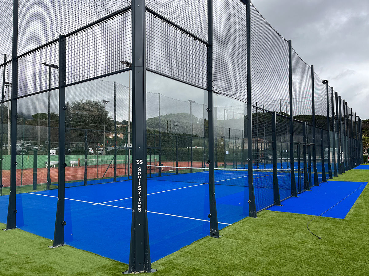Construction et installation de courts de padel 3S Évolution à Sainte-Maxime, réalisées par 3S SportSystemS, votre spécialiste des terrains multisports.