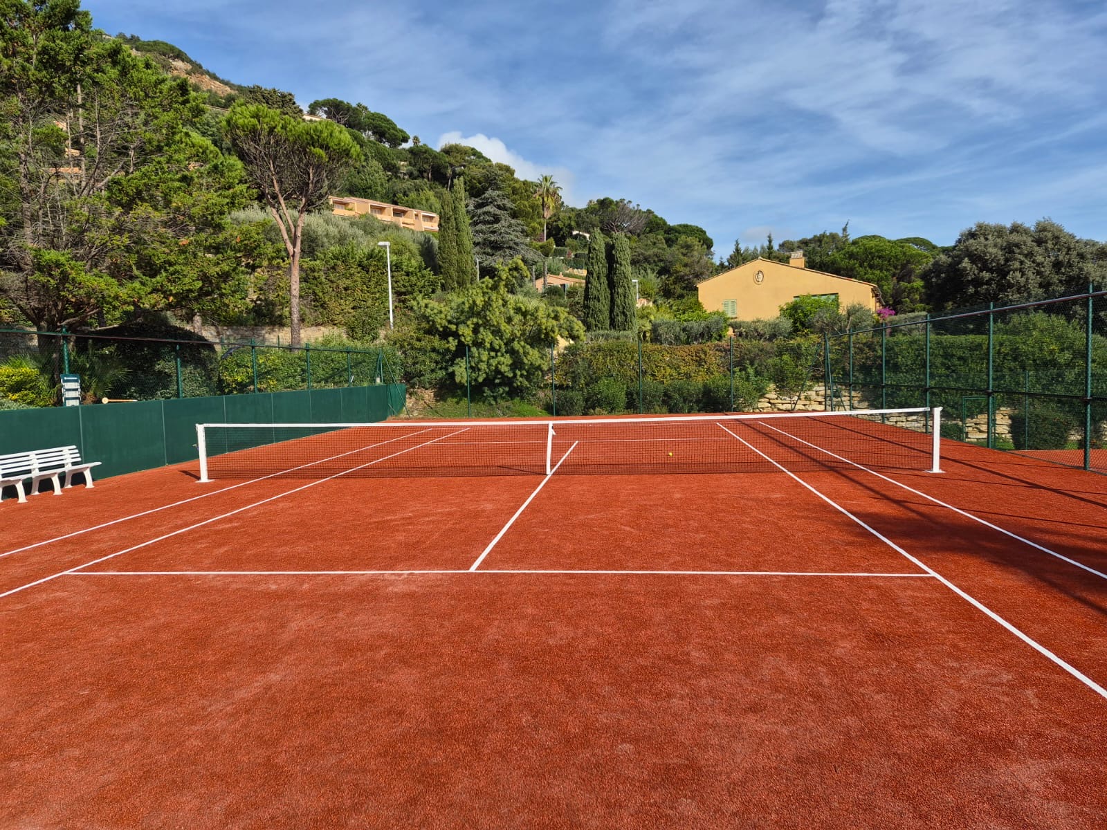 Réalisation de deux courts de tennis en gazon synthétique à Sainte-Maxime (83), conçus pour offrir un excellent confort de jeu, une durabilité optimale et une utilisation en toutes saisons.