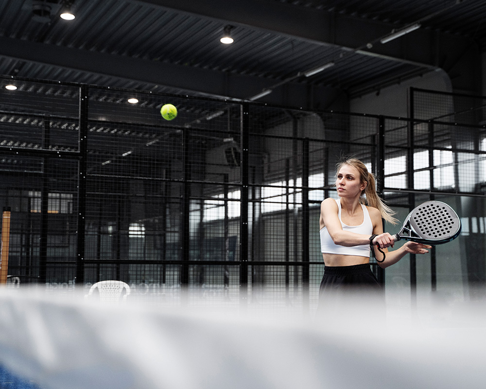 Terrain de padel outdoor couvert dans le jardin d’un resort
