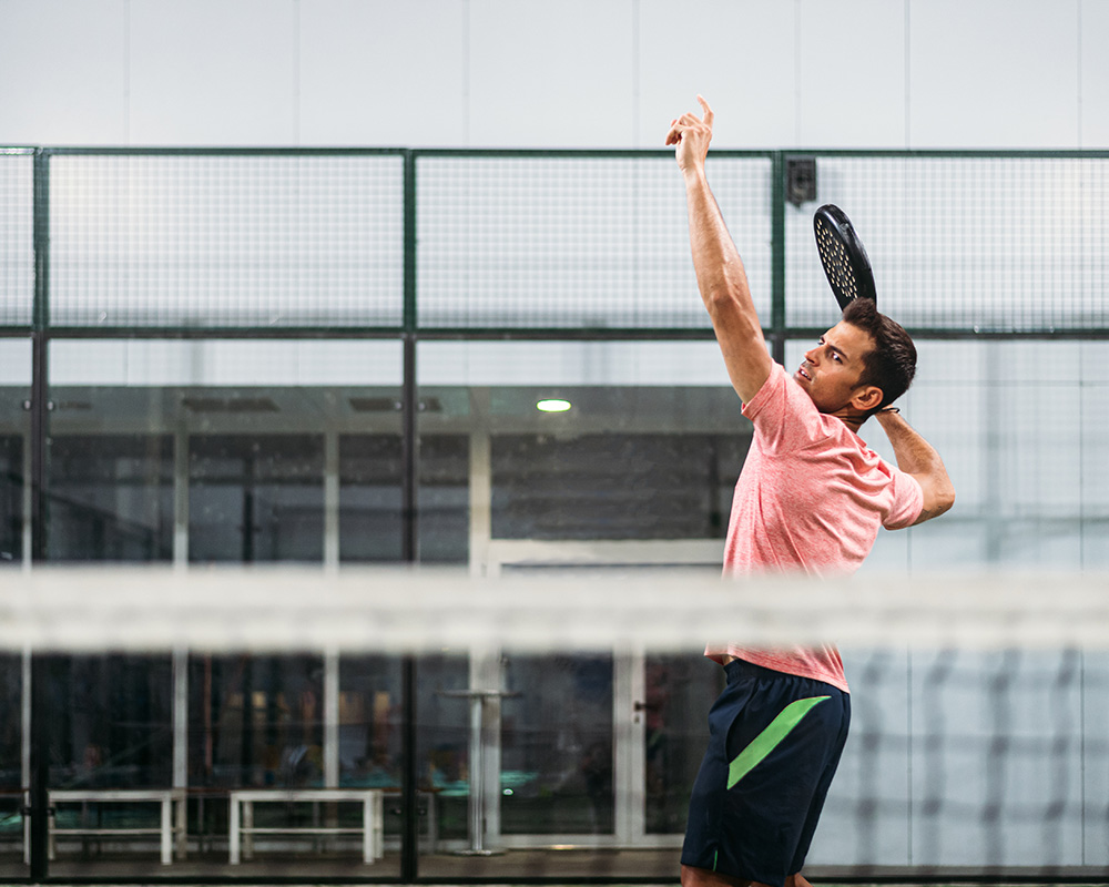 Complexe multiraquettes avec terrains de padel, badminton / pickleball et court de squash